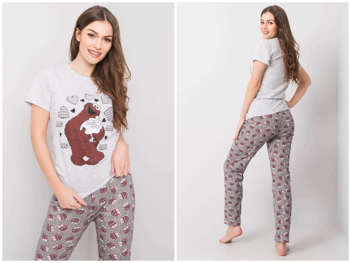 Modelka pozuje do zdjęć promując ciepłe piżamy damskie hurtowo sprzedawane