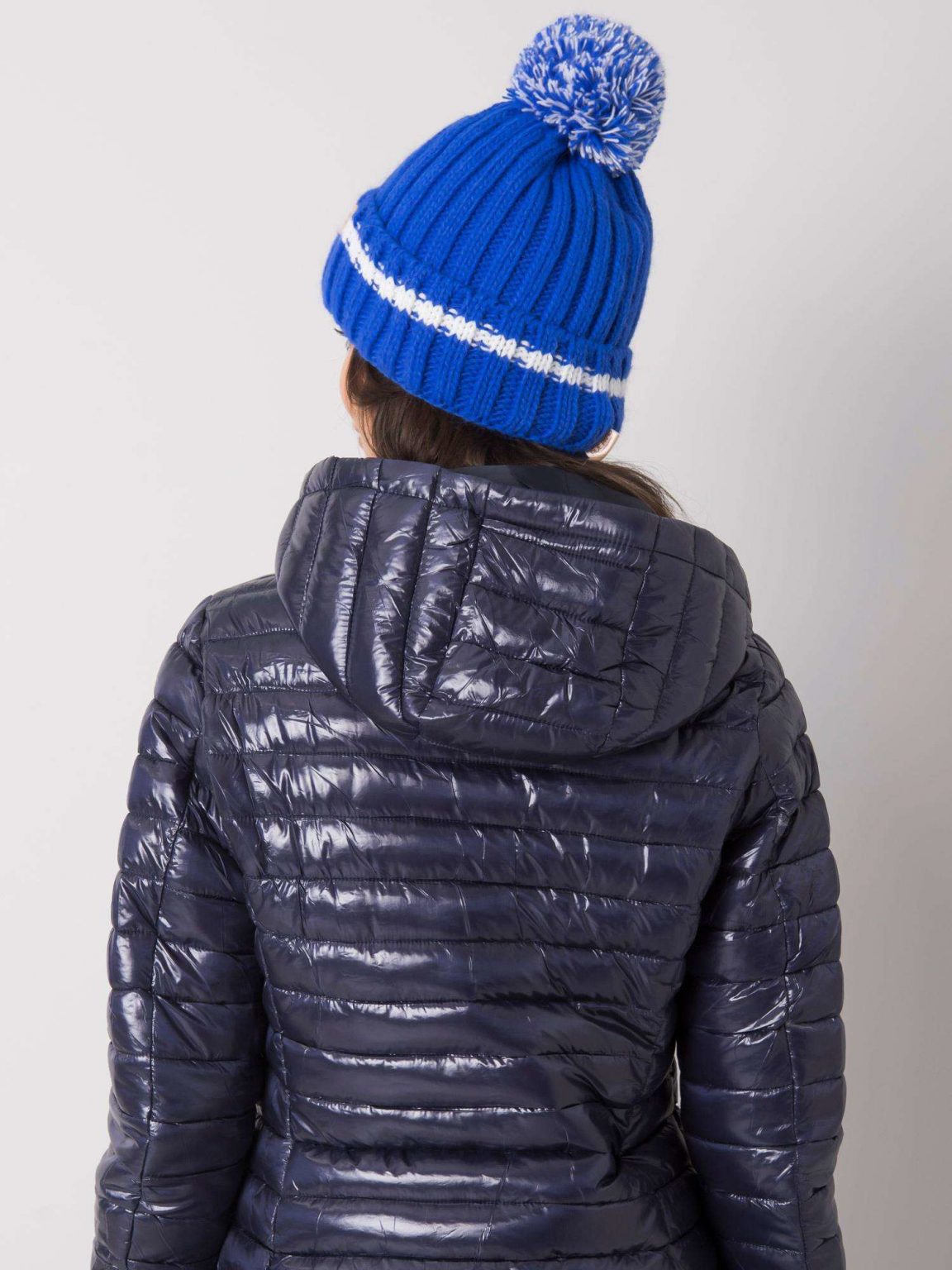 Niebieska czapka z pomponem