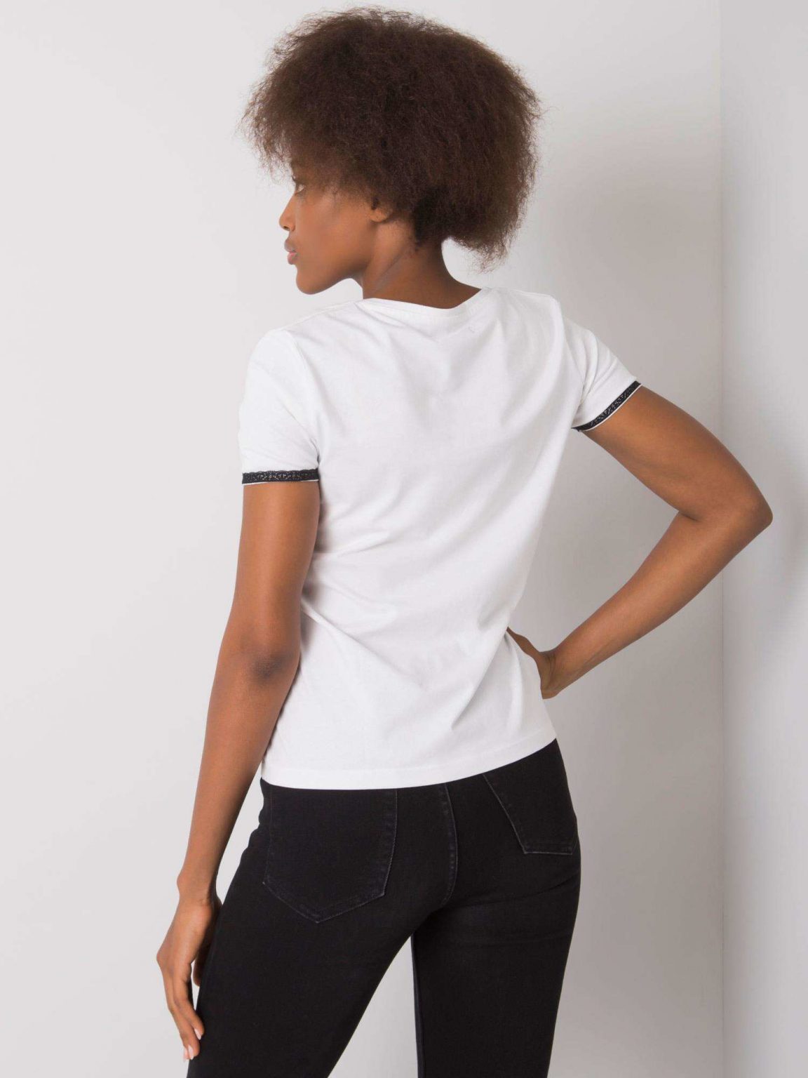 Biały t-shirt V-neck Kiarra NIE ZNASZ MNIE
