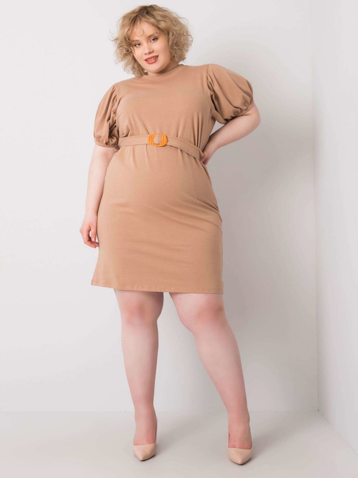 Camelowa sukienka plus size z paskiem Mylah