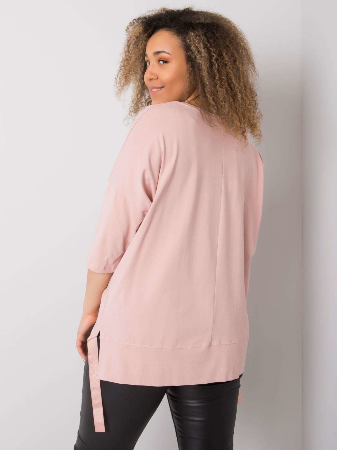 Brudnoróżowa bluzka plus size z aplikacją Darren
