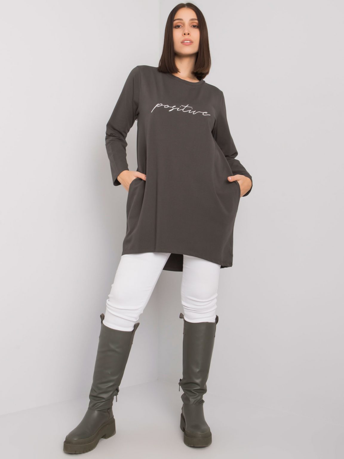 Ciemna khaki tunika plus size z napisem Kaylah