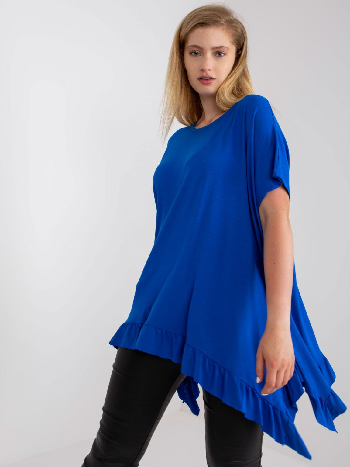Ciemnoniebieska wiskozowa bluzka plus size z krótkim rękawem