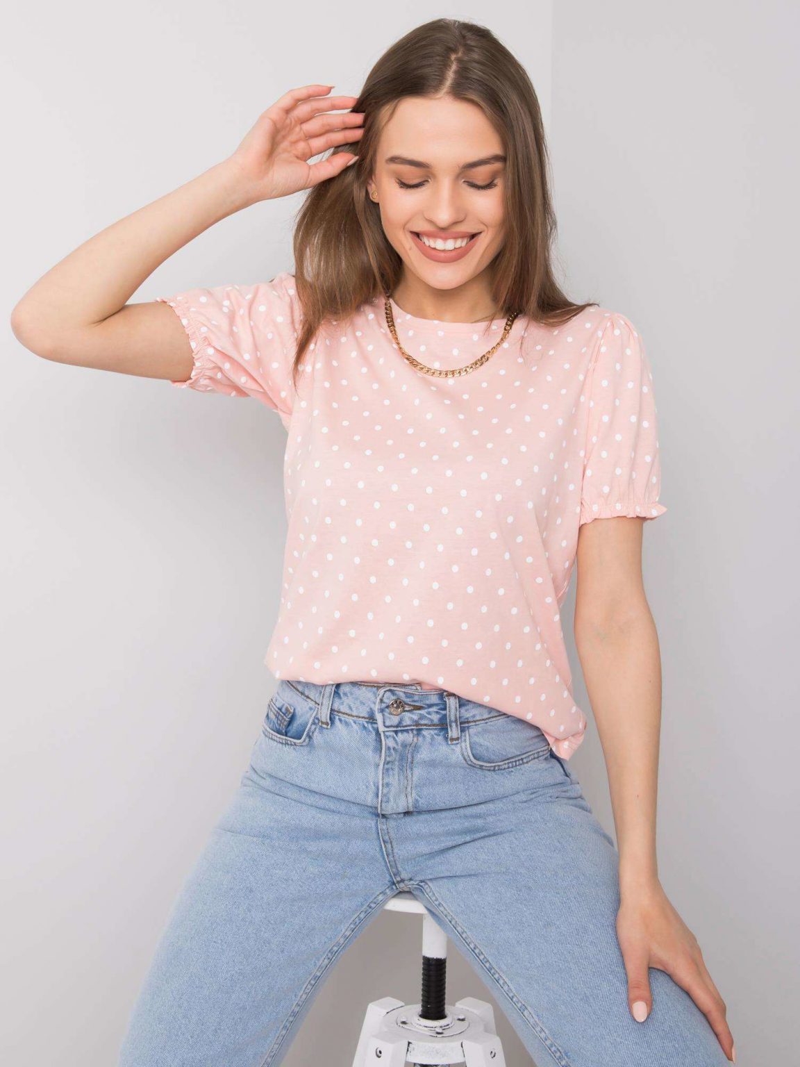 Jasnoróżowy t-shirt w groszki Enna