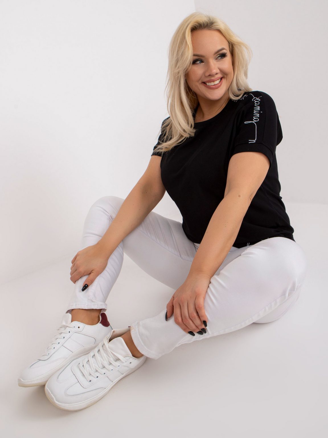 Czarna bawełniana bluzka plus size z okrągłym dekoltem