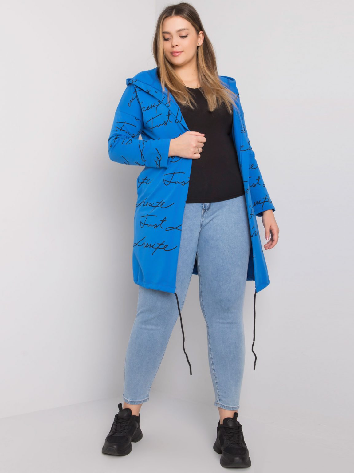 Ciemnoniebieska narzutka plus size z printami Parma