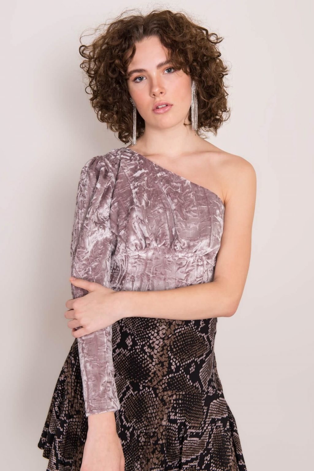 Ciemnobeżowa bluzka welurowa BSL