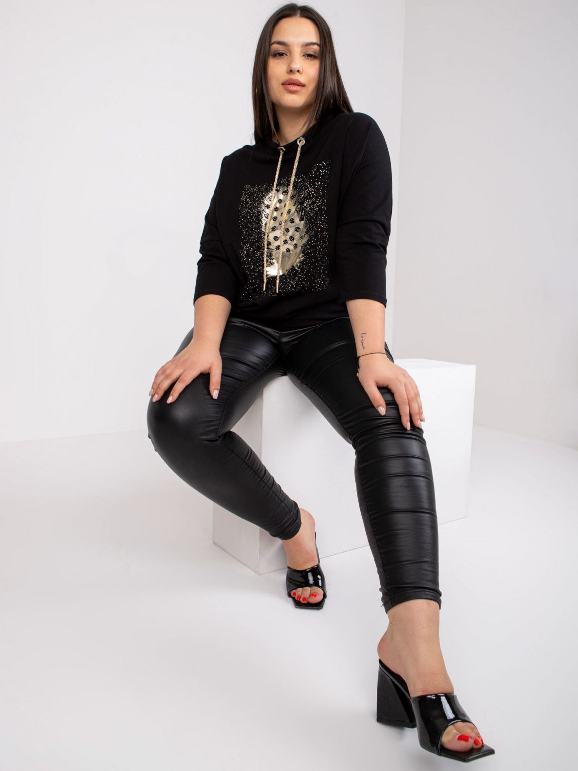 Czarna bluzka plus size z aplikacją Manon