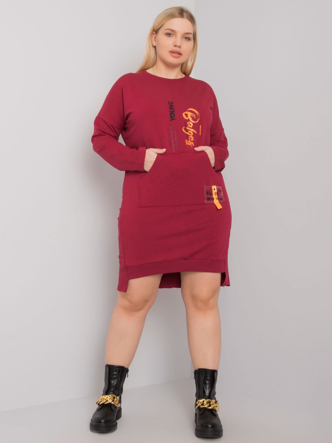 Bordowa sukienka dresowa plus size Akira