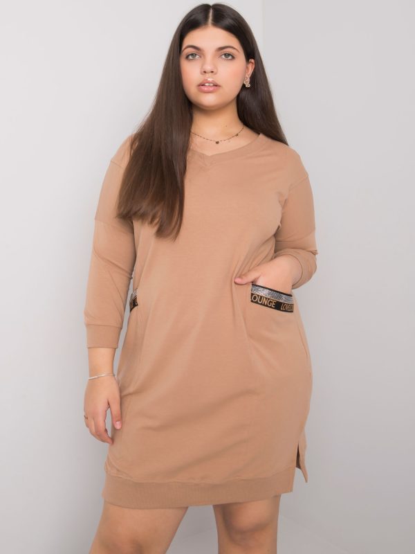 Camelowa sukienka plus size z kieszeniami Susan
