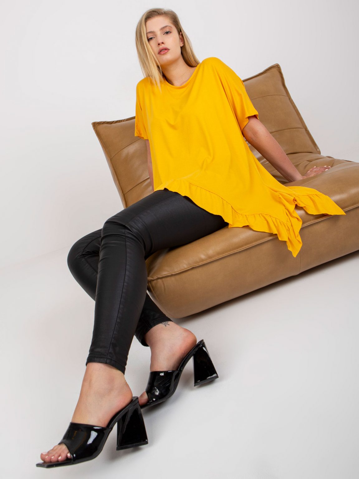 Żółta wiskozowa bluzka plus size z falbankami