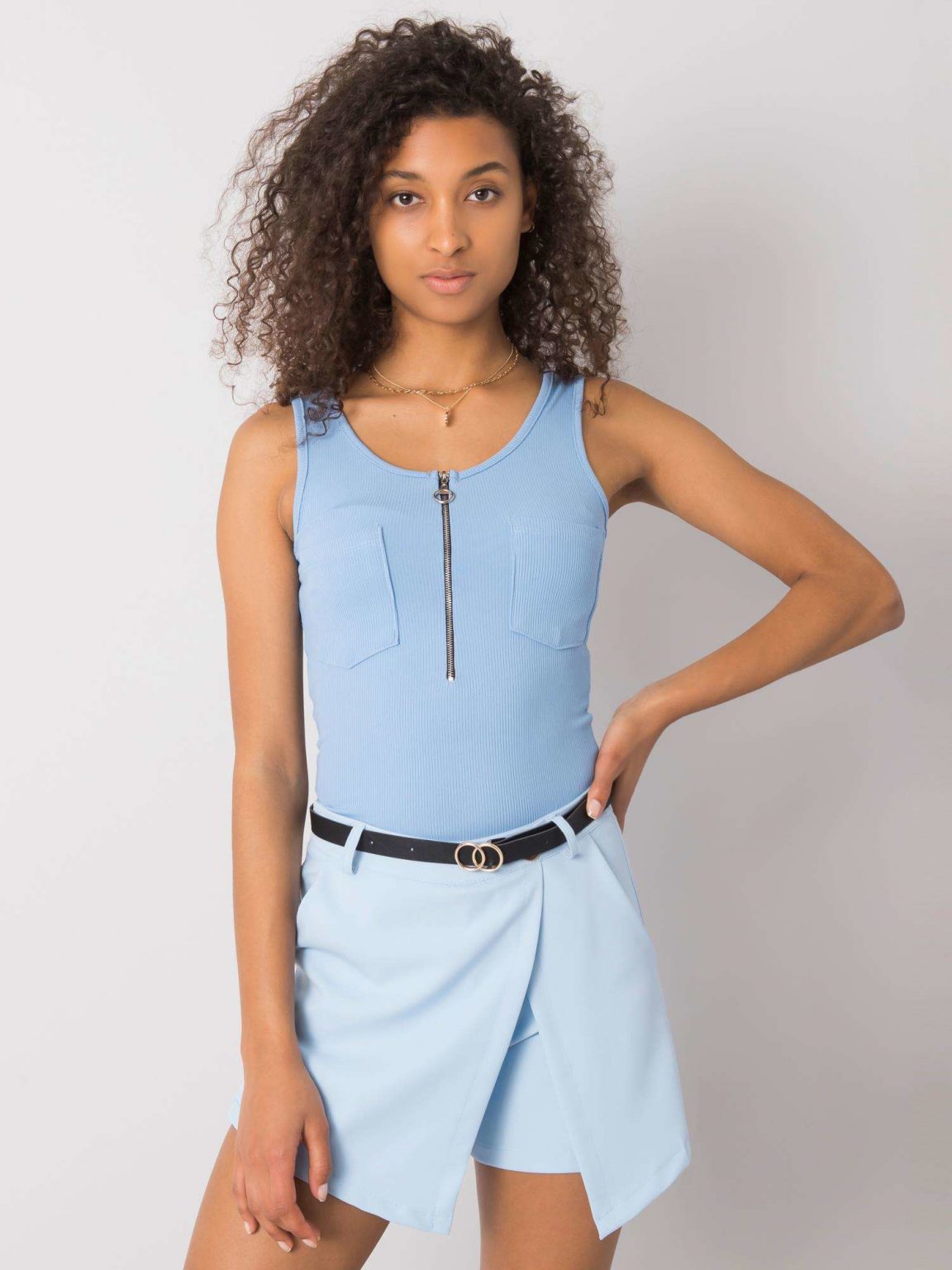 Jasnoniebieskie eleganckie szorty Zoie