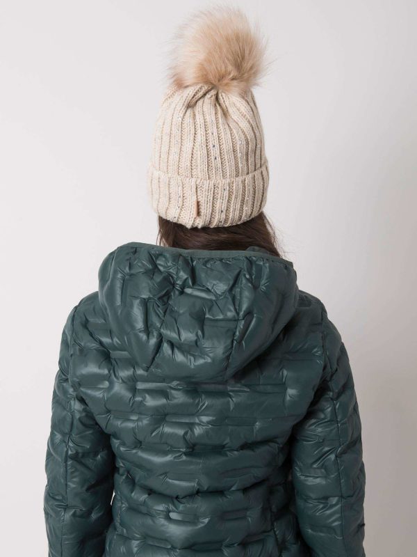 Beżowa czapka zimowa z aplikacją