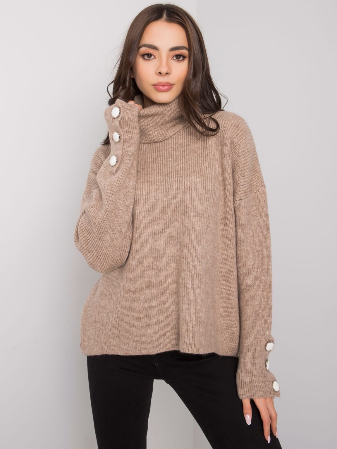 Ciemnobeżowy sweter golf damski Emrie RUE PARIS