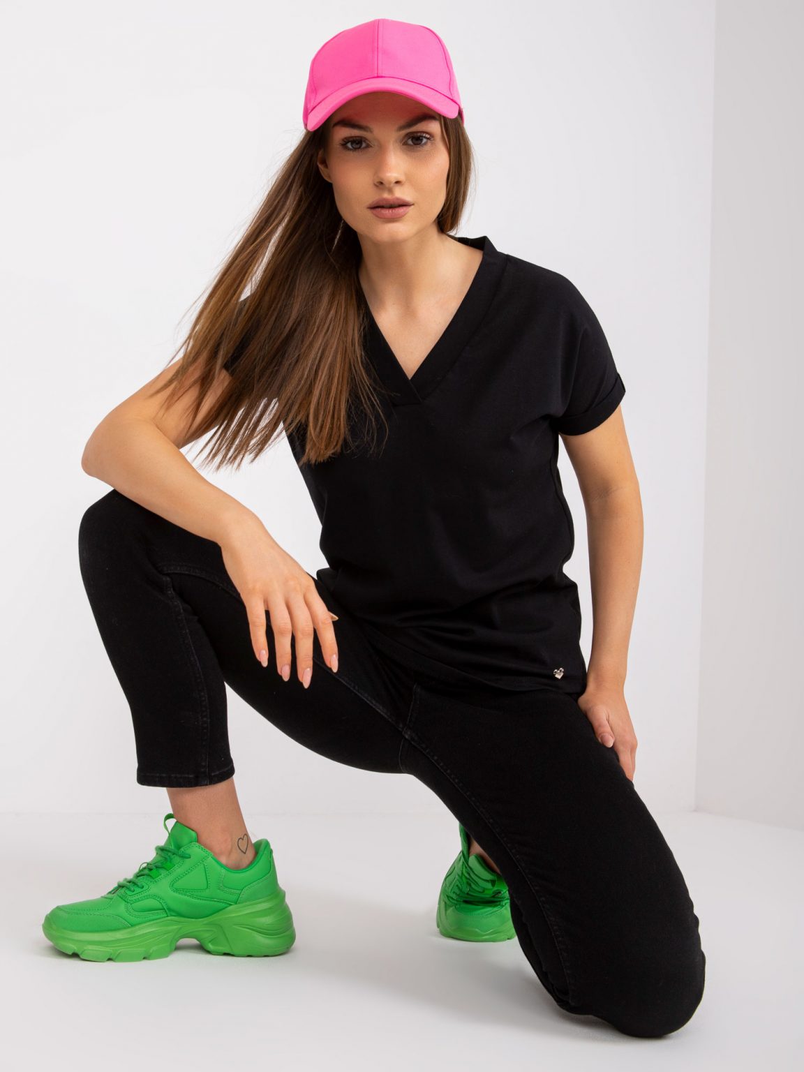 Czarny t-shirt jednokolorowy basic z dekoltem w serek Severine