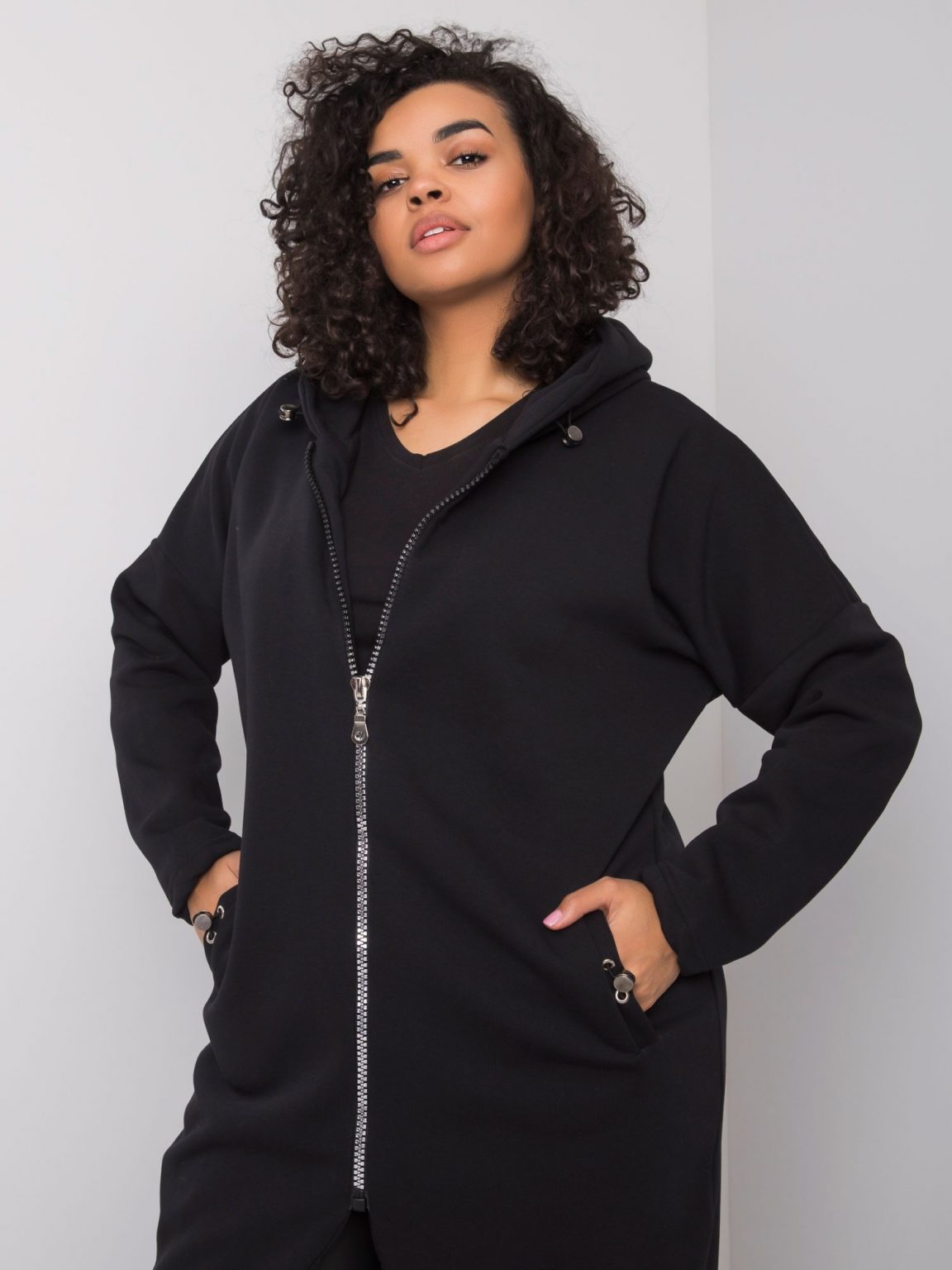 Czarna bluza z kapturem plus size Nellie