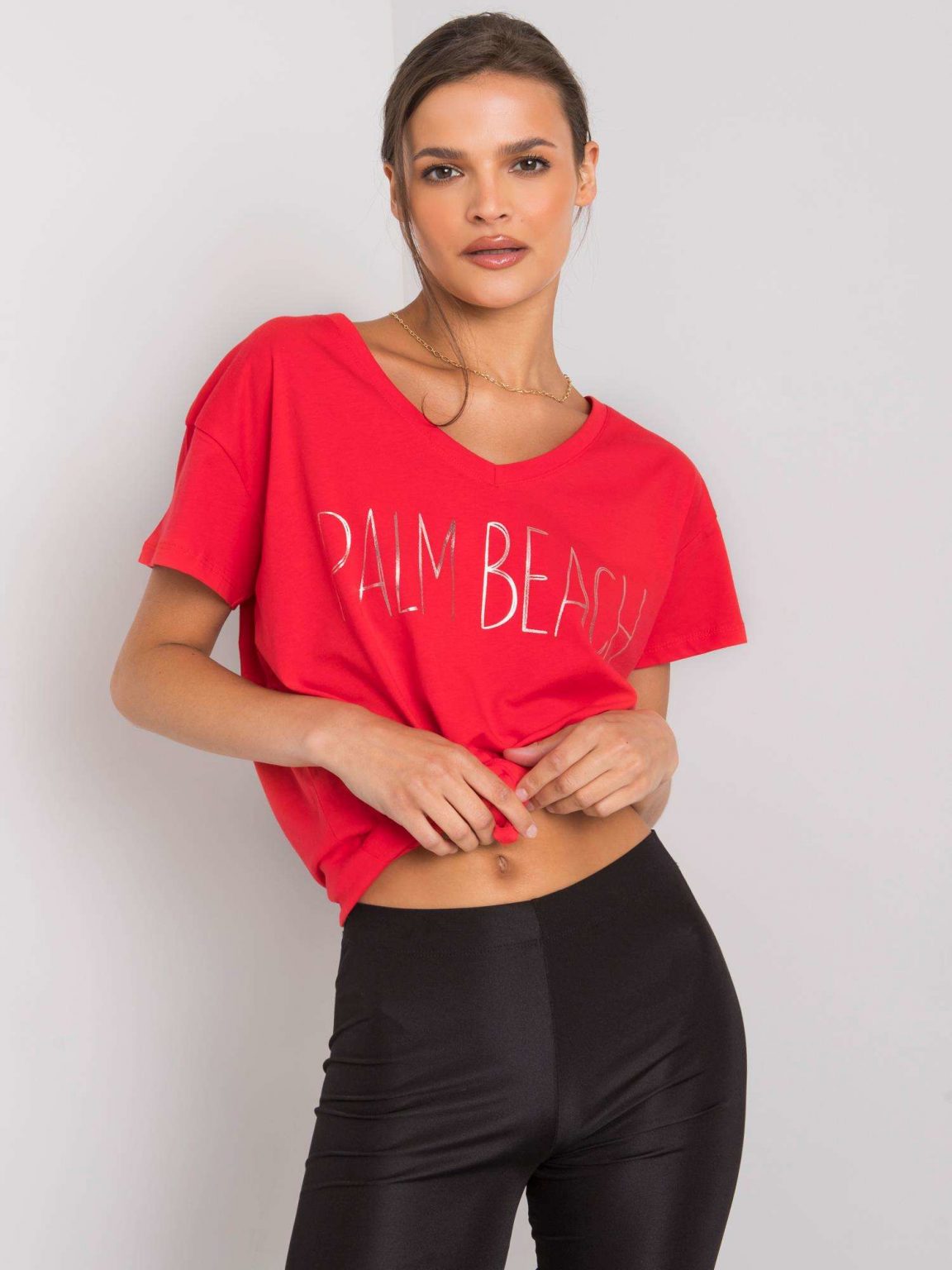 Czerwony t-shirt z napisem Denma