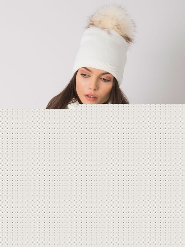 Biała ocieplana czapka damska z pomponem