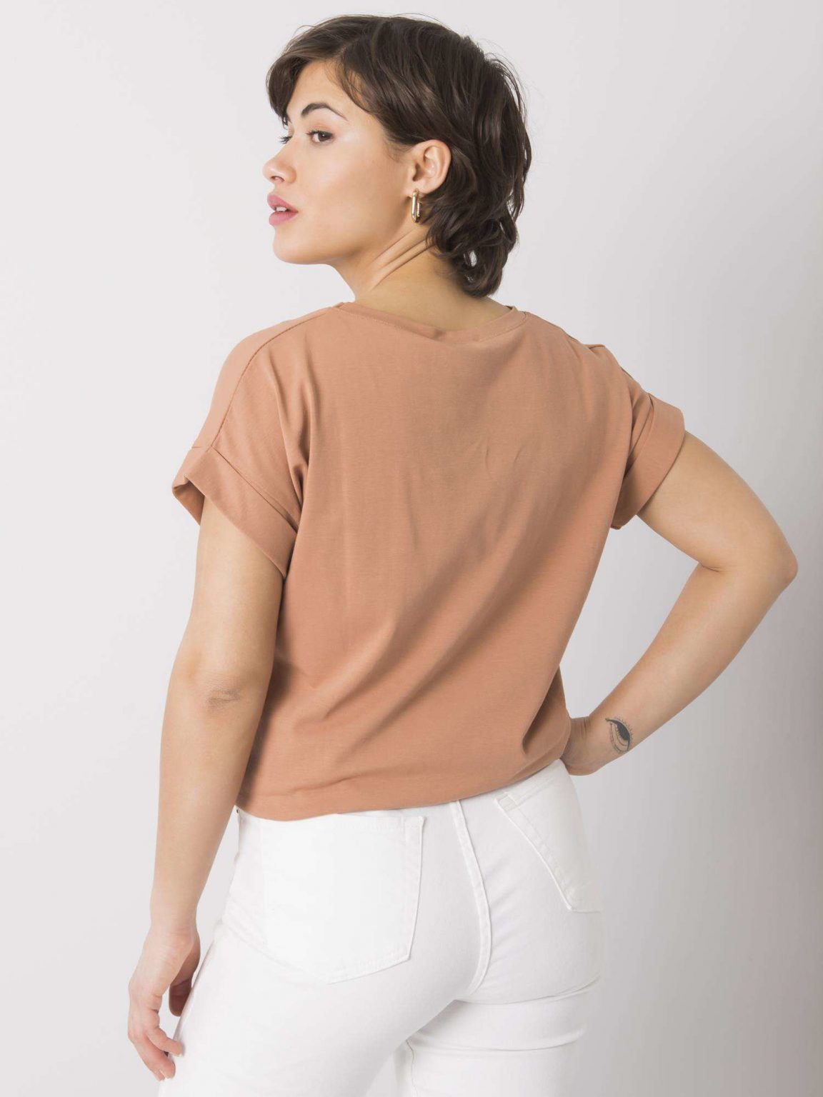 Camelowy t-shirt z napisem Saniyah