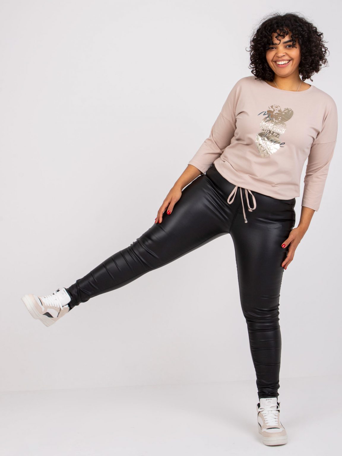 Jasnobeżowa bluzka plus size z printem Sammy