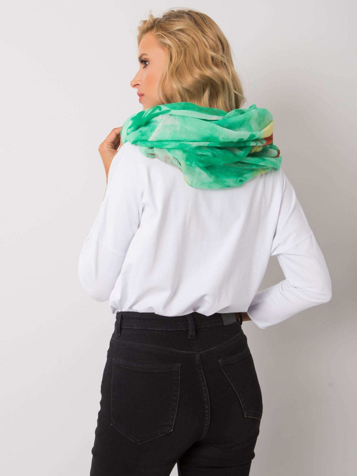 Zielony komin damski w kolorowe desenie