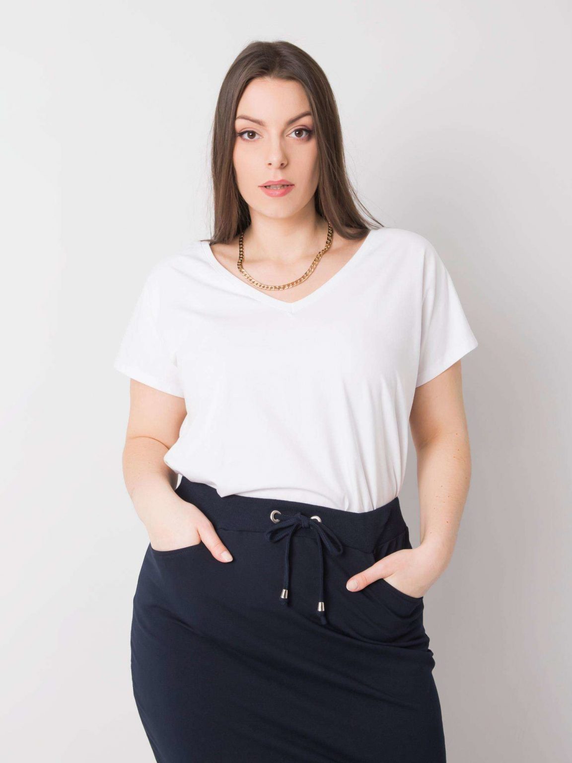 Biały t-shirt w serek plus size Cassie