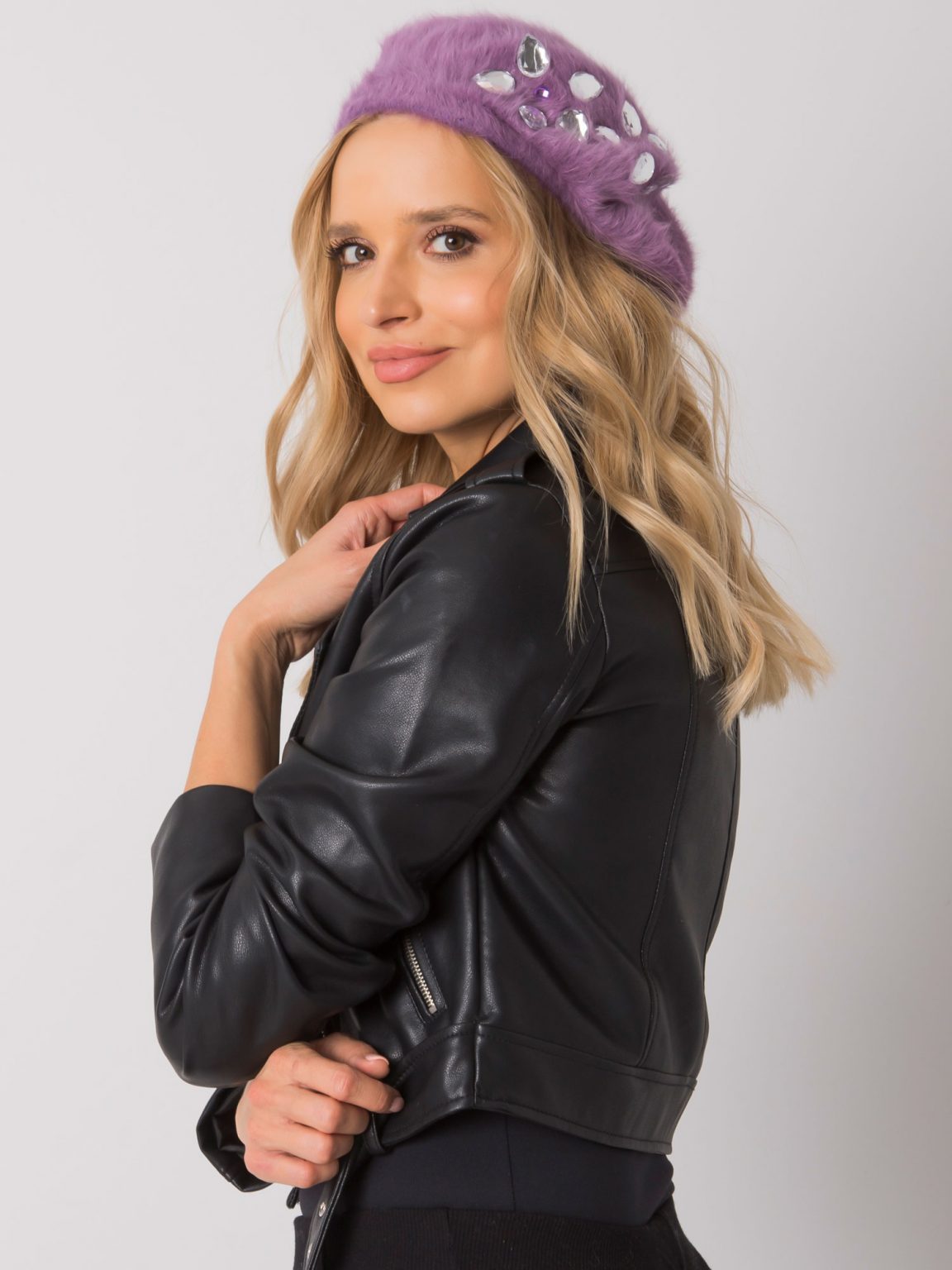 Fioletowy beret damski z aplikacją