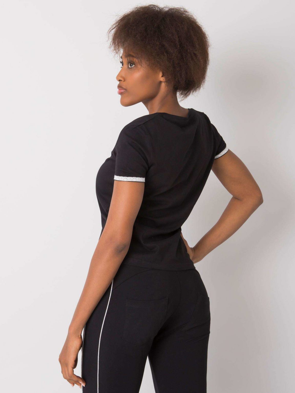 Czarny t-shirt V-neck Kiarra NIE ZNASZ MNIE