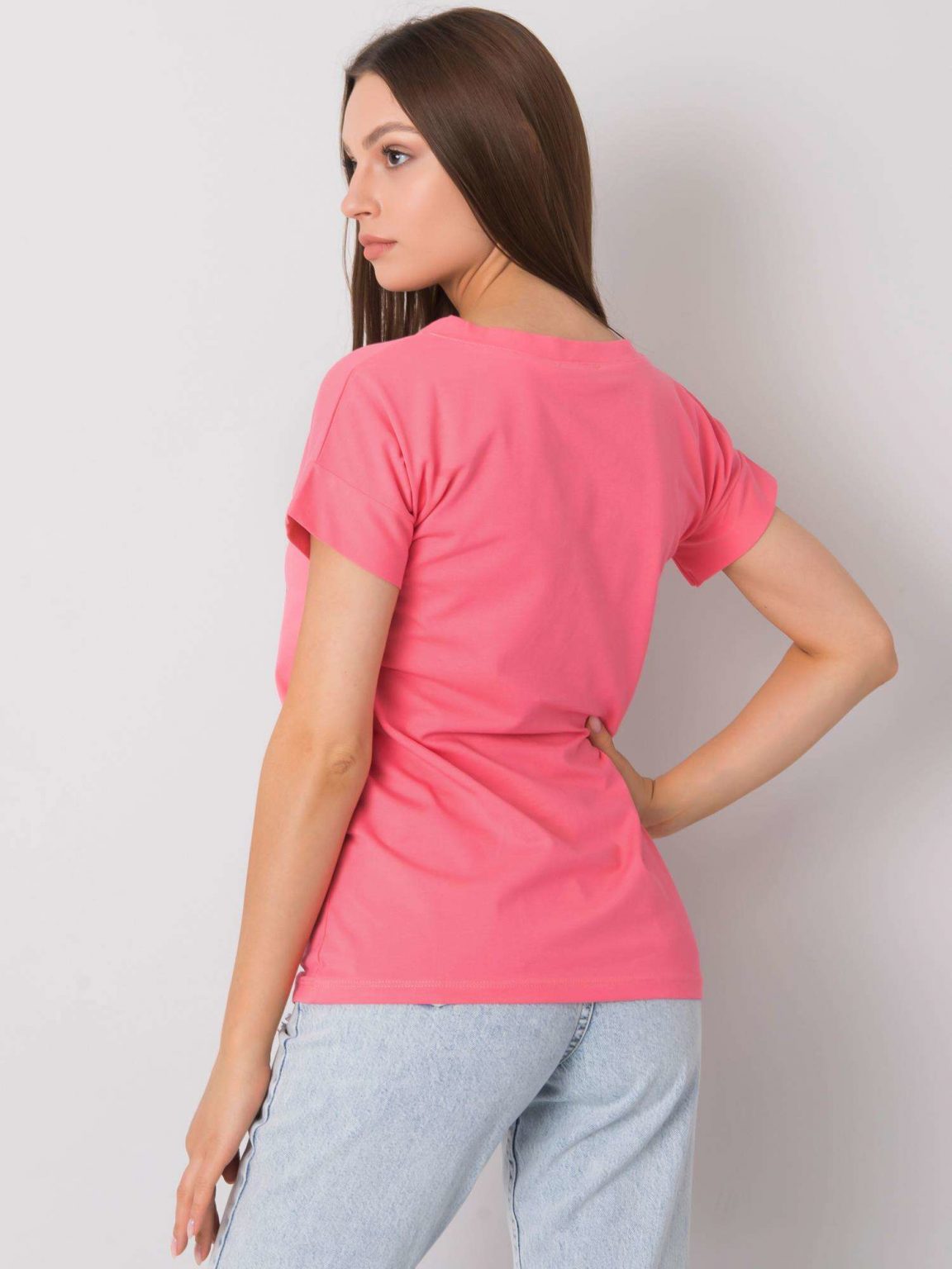 Różowy t-shirt z napisem Leila