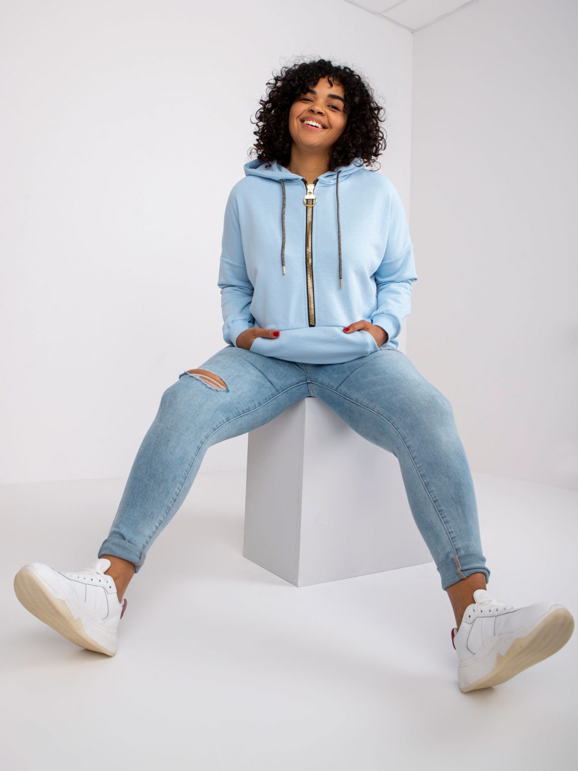 Jasnoniebieska dresowa bluza plus size na suwak Amanda
