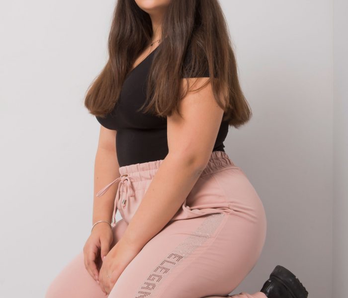 Hurtownia Brudnoróżowe spodnie dresowe plus size z aplikacją Aelis