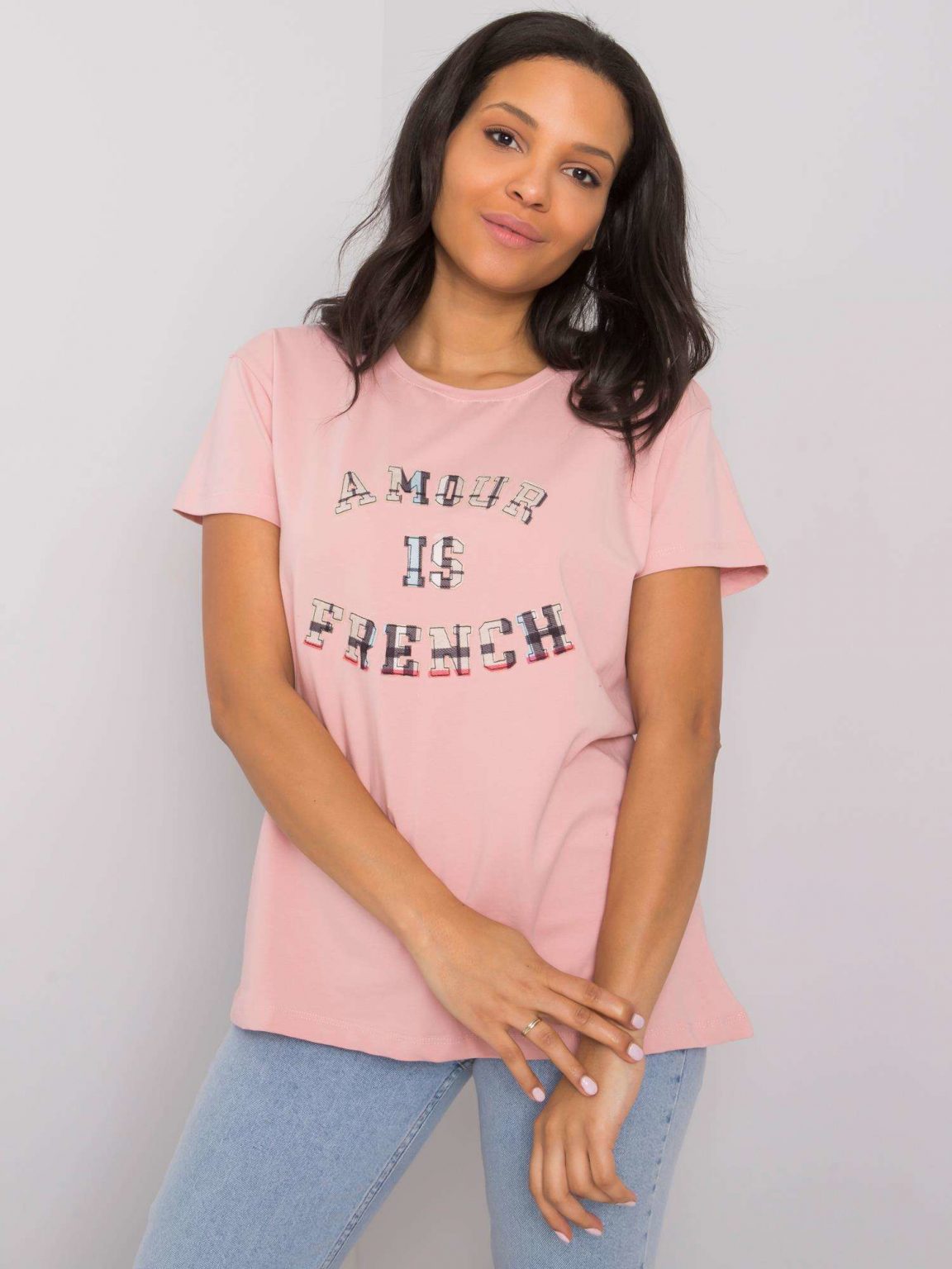 Brudnoróżowy t-shirt z napisem Elani