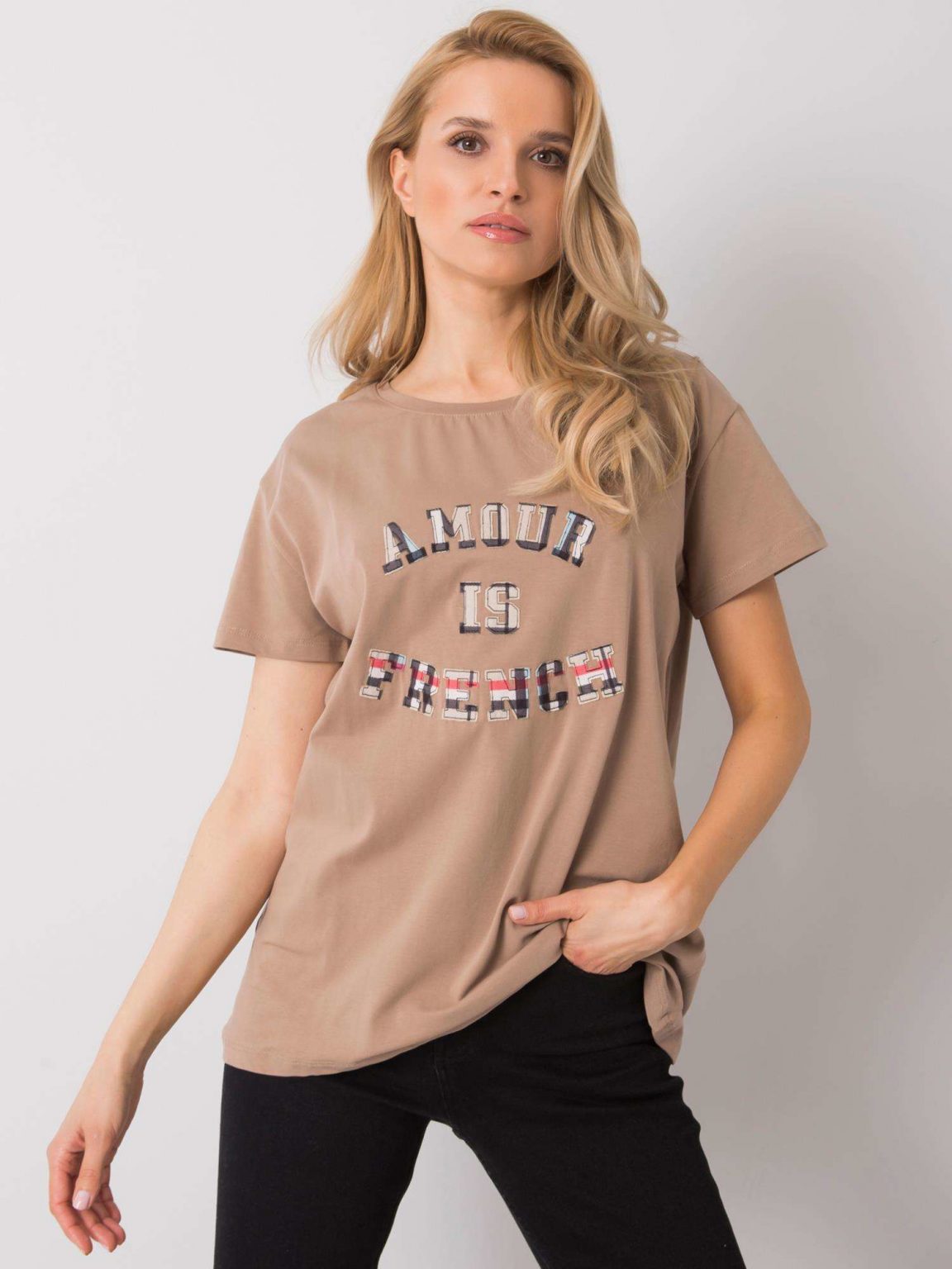 Ciemnobeżowy t-shirt z napisem Elani