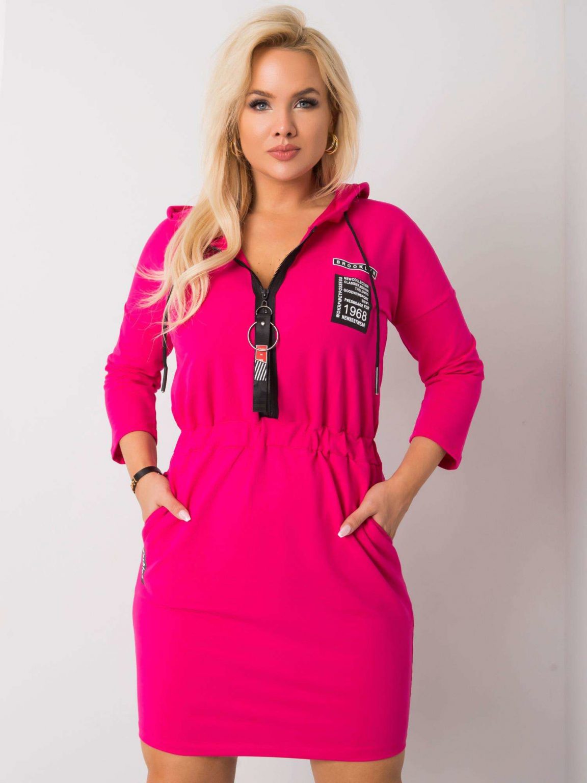 Fuksjowa sukienka plus size z kapturem Cheryl