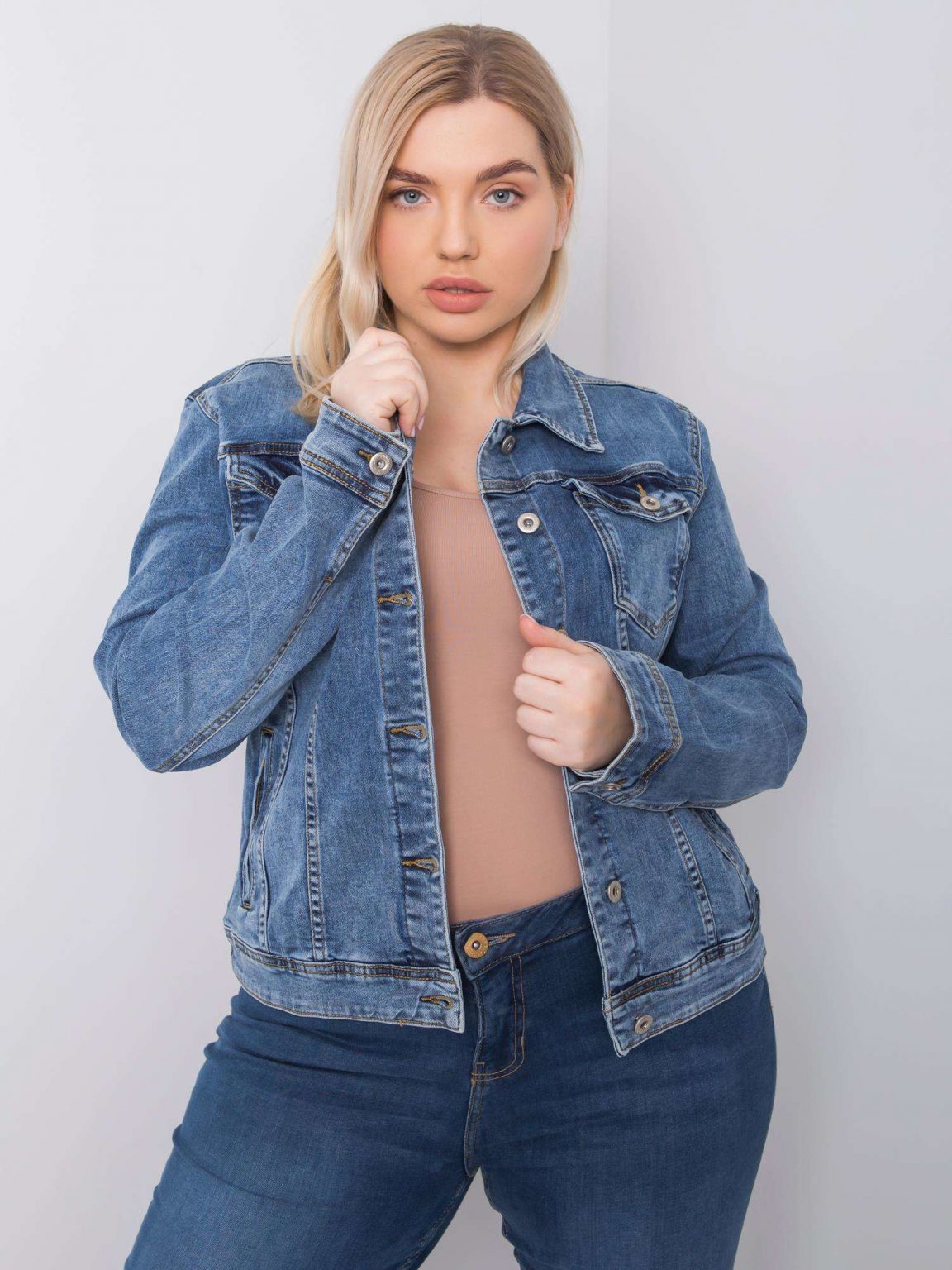Niebieska kurtka jeansowa plus size Margit