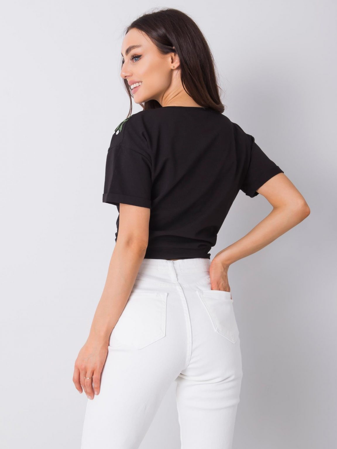 Czarny t-shirt z haftem Quincy