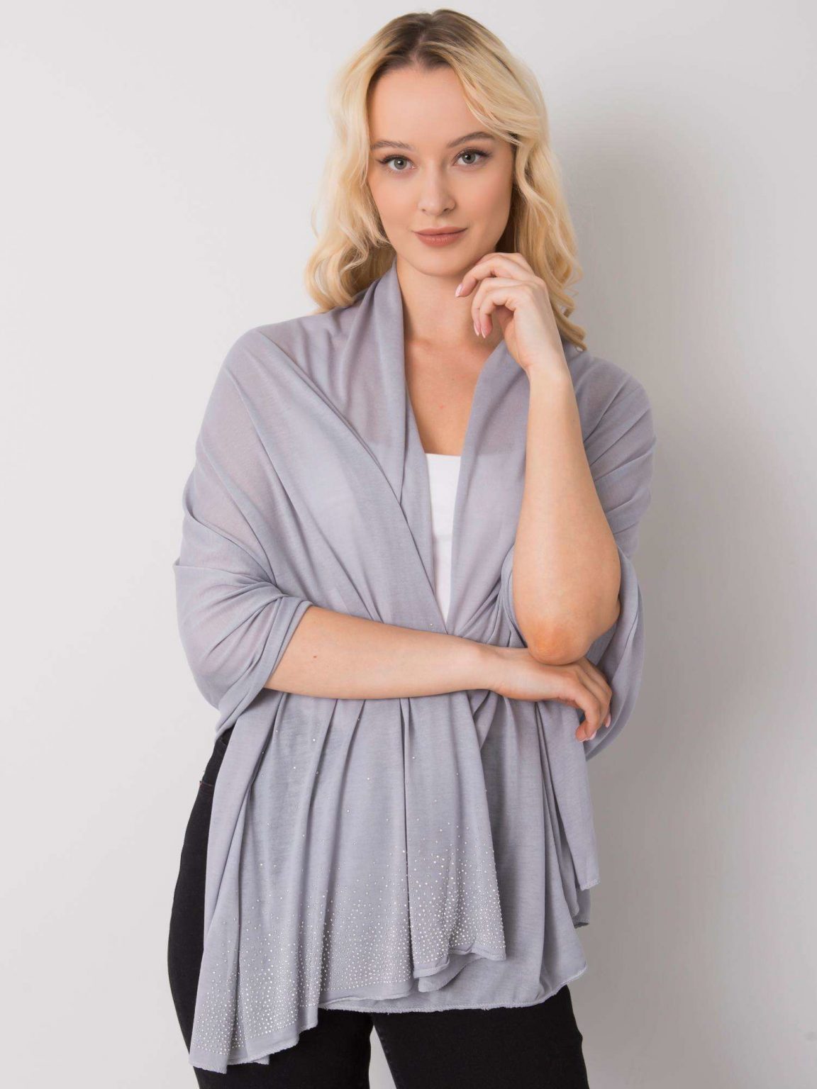 Ciemnoszara chusta z dżetami