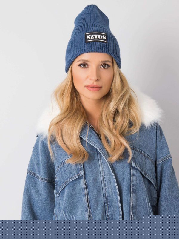 Ciemnoniebieska czapka zimowa z naszywką