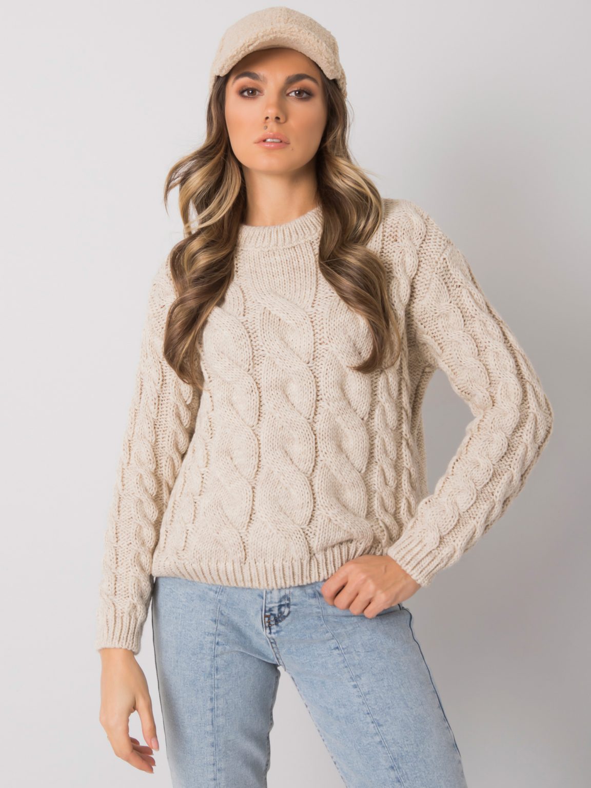 Jasnobeżowy damski sweter w warkocze Florianna RUE PARIS