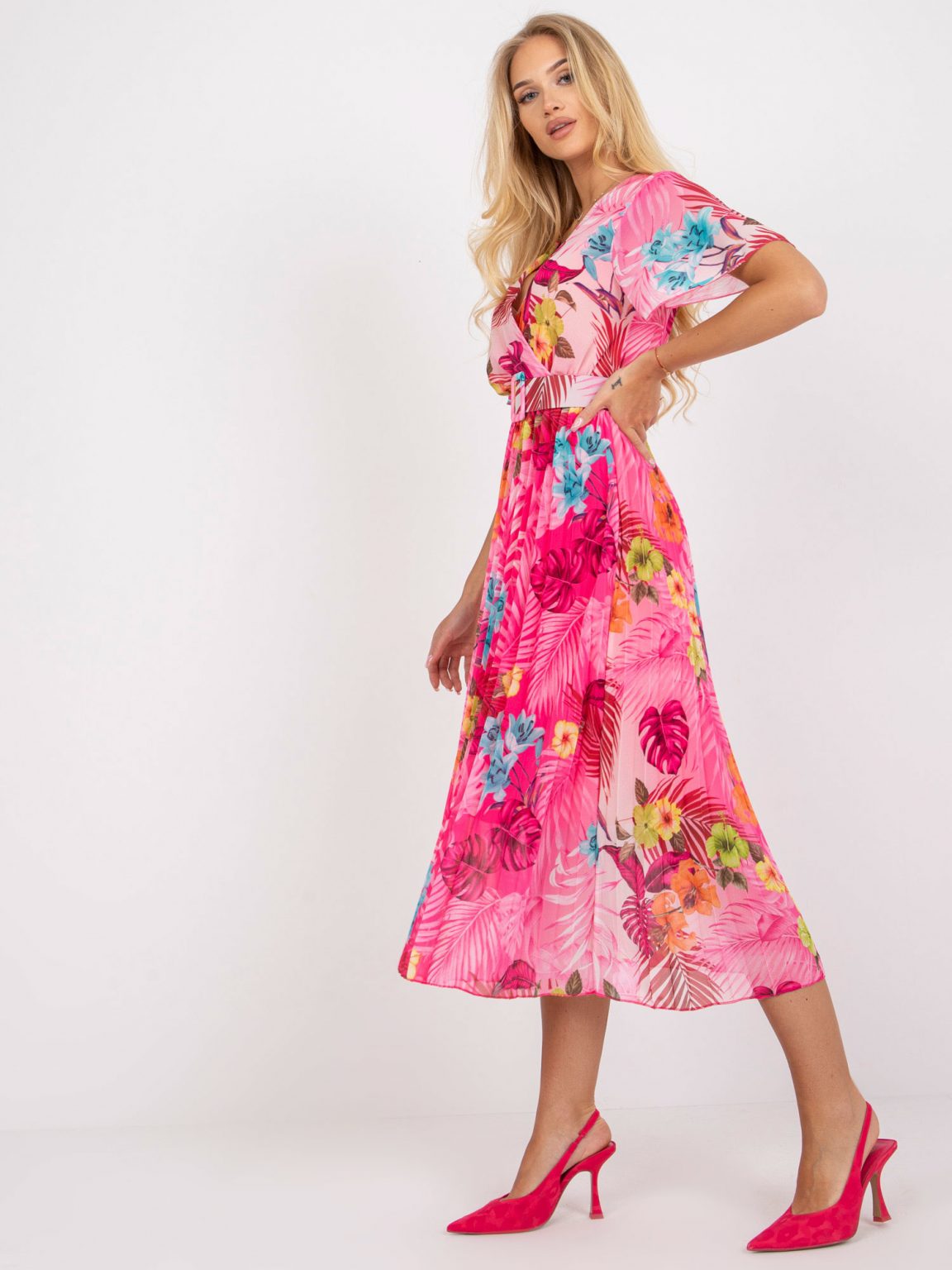 Różowa sukienka z printami i trójkątnym dekoltem