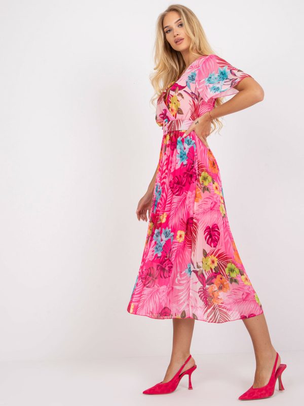 Różowa sukienka z printami i trójkątnym dekoltem