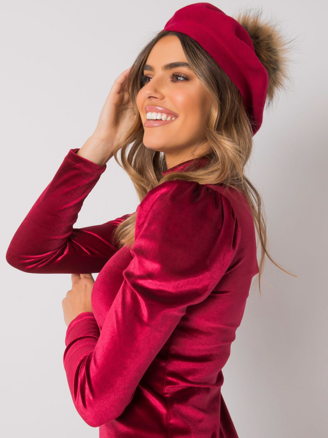 Jasnobordowy dzianinowy beret z pomponem