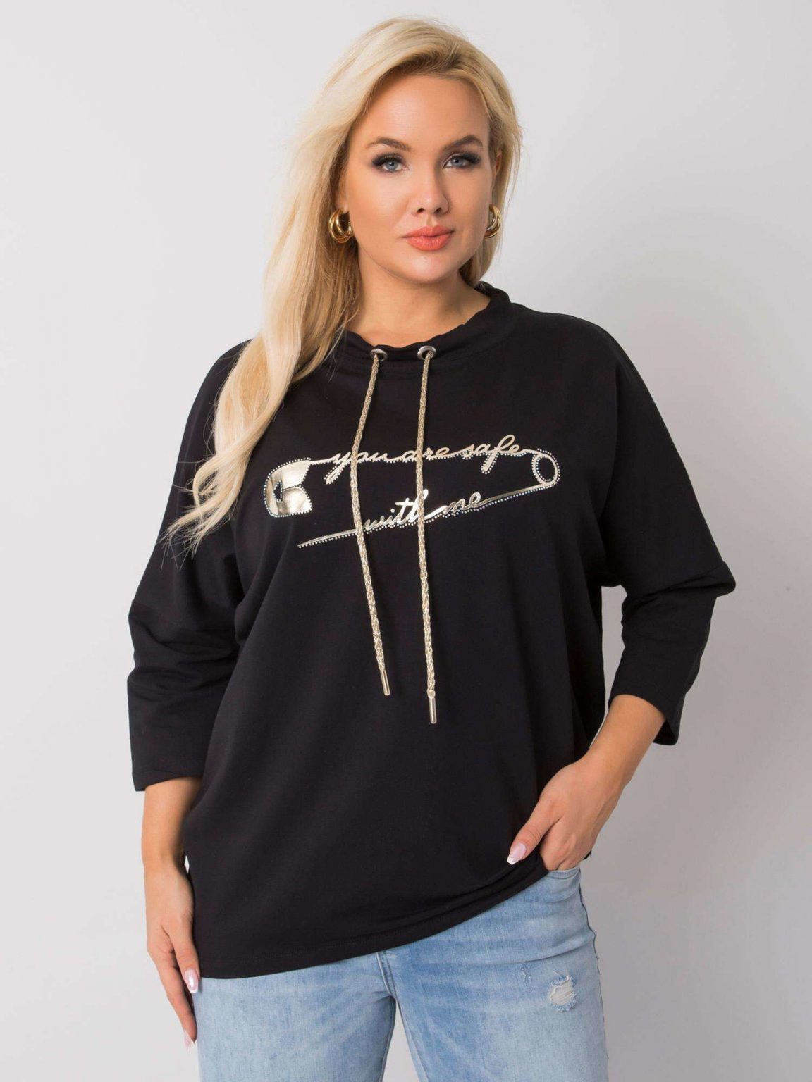 Czarna bluzka plus size z napisem Chloe