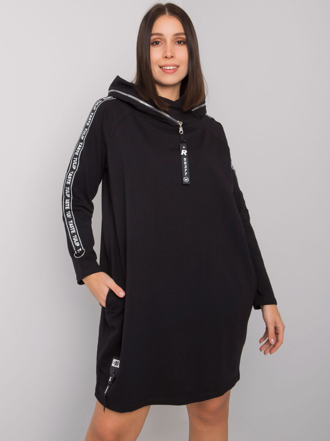 Czarna sukienka plus size z kapturem Lorcan