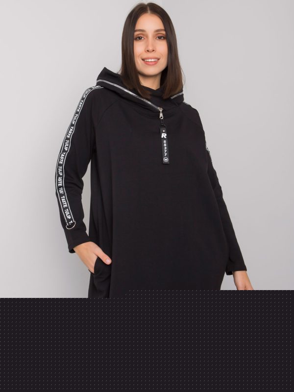 Czarna sukienka plus size z kapturem Lorcan