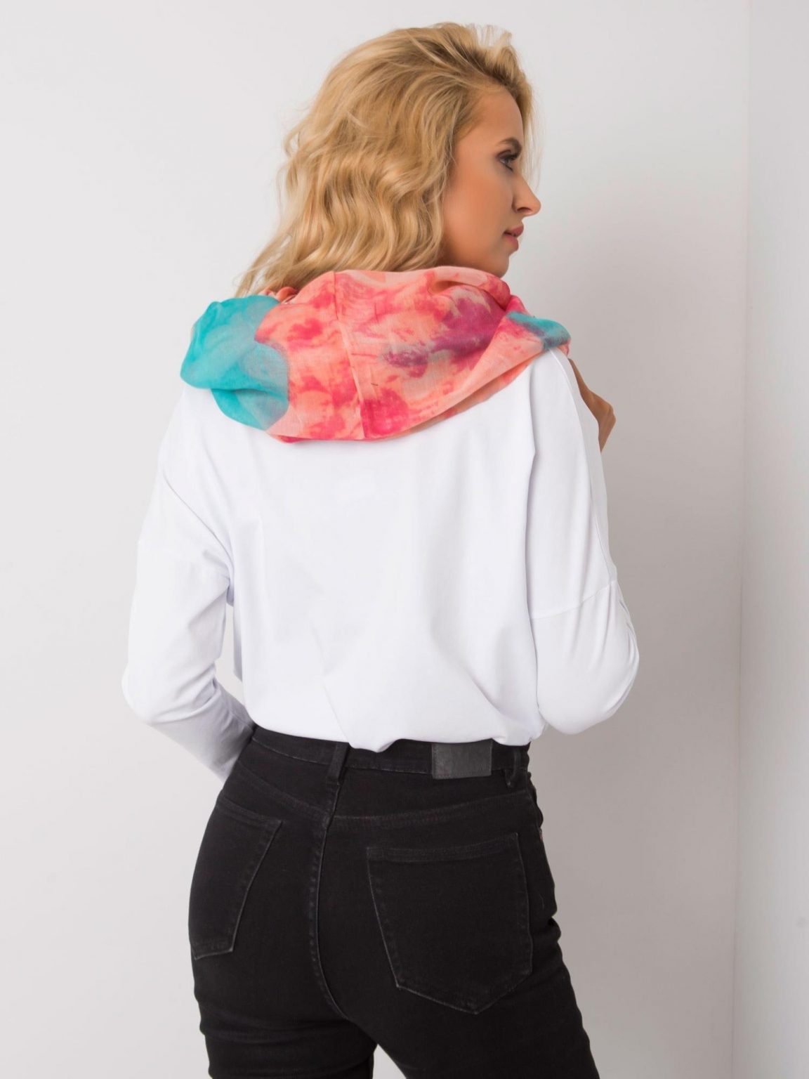 Brzoskwiniowy komin damski w kolorowe desenie