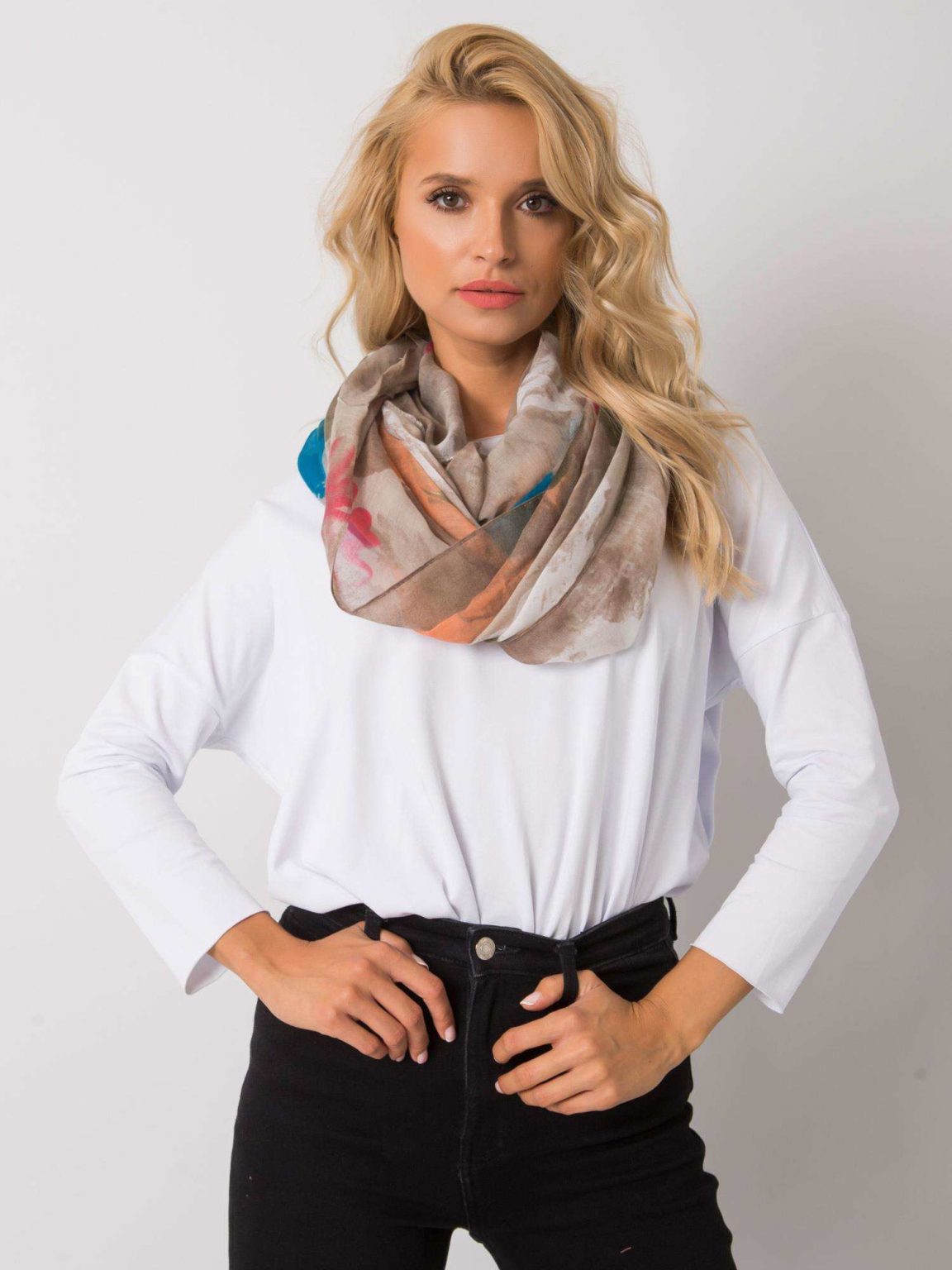 Beżowy komin damski w kolorowe desenie