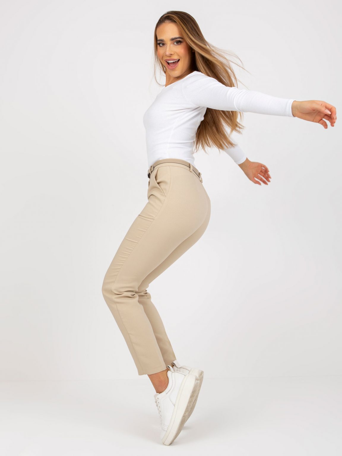 Beżowe materiałowe spodnie damskie slim fit z paskiem