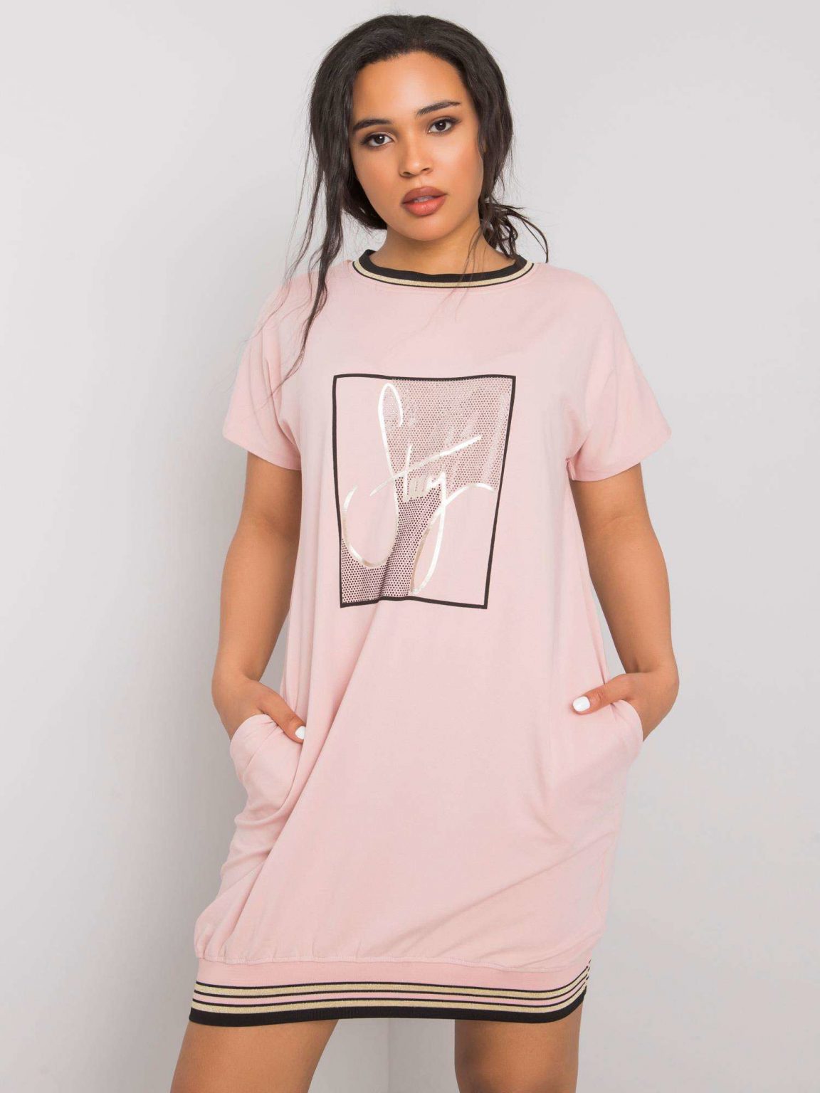 Brudnoróżowa sukienka plus size z aplikacją Jadis