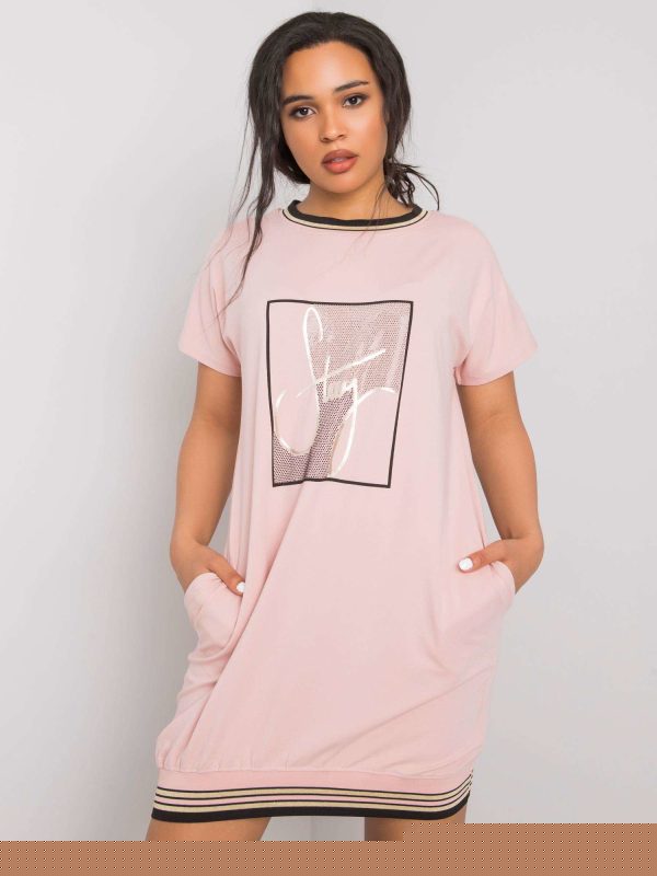 Brudnoróżowa sukienka plus size z aplikacją Jadis